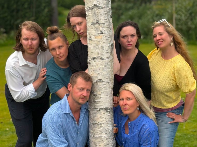 Slams sju improvisatörer samlade runt en björkstam